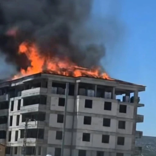 Araban'da 5 katlı bina inşaatının çatısında yangın çıktı
