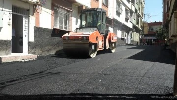 Aşırı sıcaklara rağmen asfalt çalışmaları sürüyor