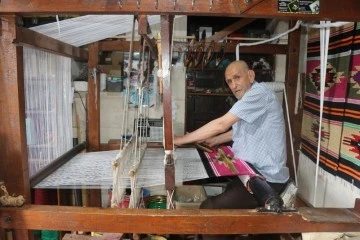 Babasından öğrendiği kilim dokuma mesleğini 3 metrekarelik dükkanında yaşatıyor