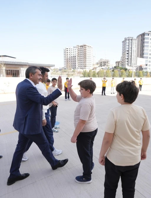 BAKAN TEKİN&rsquo;DEN GAZİANTEP&rsquo;TE S&Uuml;RPRİZ OKUL ZİYARETİ