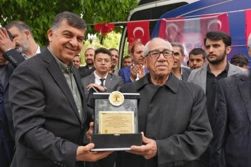 BAŞKAN FADILOĞLU, MEHMET BOZGEYİK’E PLAKET TAKDİM ETTİ