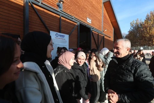 BAŞKAN MEHMET TAHMAZOĞLU, ŞAHİNBEY GELENEKSEL SPOR MERKEZİ’NDE GENÇLERLE BULUŞTU