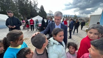 BAŞKAN TAHMAZOĞLU DEPREMZEDELERİN YANINDA