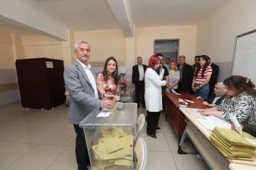 Başkan Tahmazoğlu eşiyle birlikte oyunu kullandı
