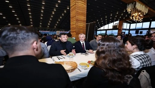 BAŞKAN TAHMAZOĞLU İZMİR’DE GAZİANTEPLİ ÖĞRENCİLERLE HASRET GİDERDİ