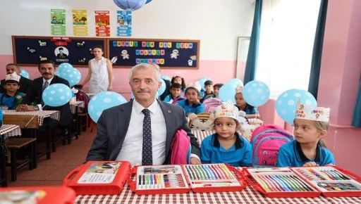 BAŞKAN TAHMAZOĞLU&rsquo;NDAN &Ouml;ĞRENCİLERE 881.000 ADET BOYAMA SETİ