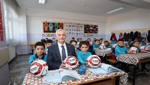 BAŞKAN TAHMAZOĞLU OKULUNU TEMİZ TUTAN İLKOKUL &Ouml;ĞRENCİLERİNE TOP HEDİYE EDİYOR