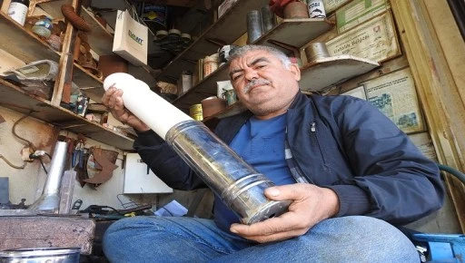 Bir buçuk metrekarelik dükkanında baba ve dede mesleğini yaşatıyor