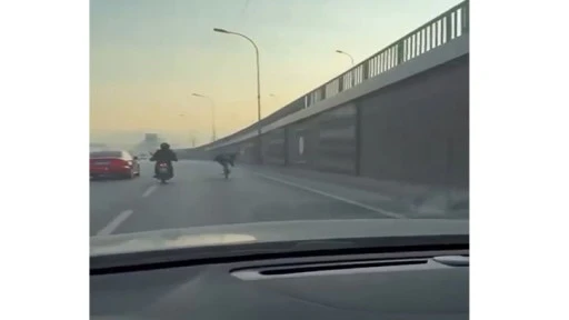 Bisikletin üstünde yatarak trafiği tehlikeye soktu