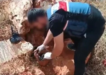  boş araziye saklanmış 1 kilo eroini ele geçirdi