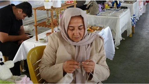 Bu &ccedil;arşıda sadece kadınların el emekleri satılıyor