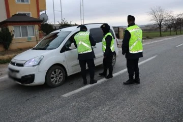 Çakar lamba yasağına uymayan 195 sürücüye ceza