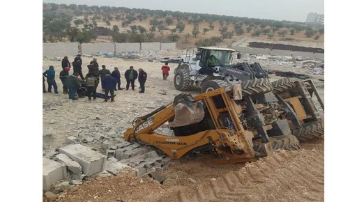 &Ccedil;alışma sırasında yol &ccedil;&ouml;kt&uuml;, devrilen kep&ccedil;enin operat&ouml;r&uuml; yaralandı