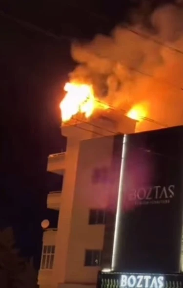 Çatı katındaki mobilya deposunda yangın