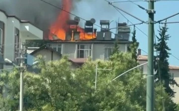 Çatı yangını korku ve paniğe neden oldu