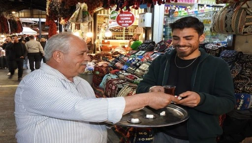 Çaycı İsmet Usta'nın ocağı 35 yıldır bir metrekarelik dükkanda kaynıyor