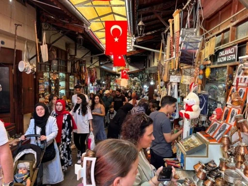 &Ccedil;eki&ccedil; seslerinin hi&ccedil; susmadığı Gaziantep'teki Bakırcılar &Ccedil;arşısı turistlerin g&ouml;zdesi