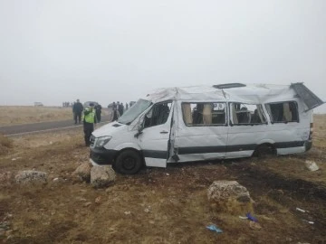 Cenazeye gidenleri taşıyan minibüs devrildi: 2'si ağır 18 yaralı