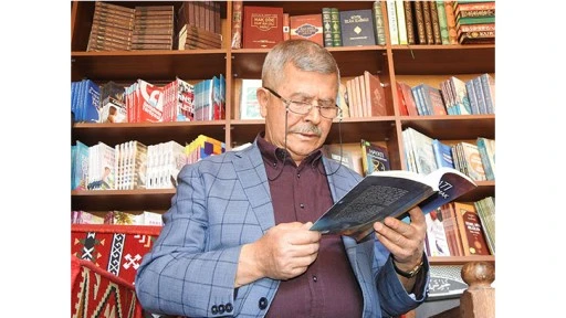 Çocukken başladığı okuma tutkusunu 60 yıldır sürdürüyor