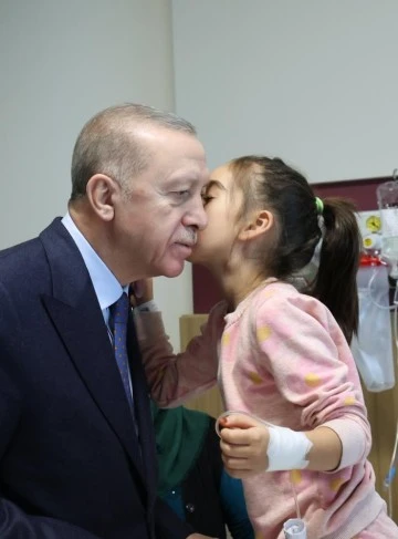 Cumhurbaşkanı Erdoğan açılışını yaptığı hastanede tedavi gören çocukları ziyaret etti