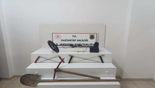  Define bulmak için kaçak kazı yapan 2 şahıs yakalandı
