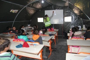 Deprem bölgesinde eğitim çadırda başladı