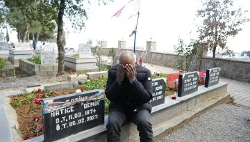 Depremde 3 çocuğunu ve eşini kaybeden baba günde iki kez mezarlığa gidiyor