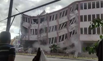 Depremde ağır hasar alan 56 yıllık kaymakamlık binası birkaç darbeyle yıkıldı