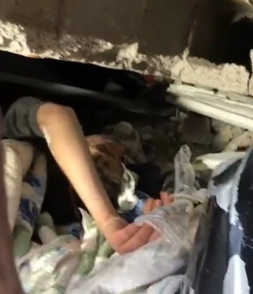 Depremde ailesini ve bacağını kaybeden Abdulkadir tekrar yürümeye başladı