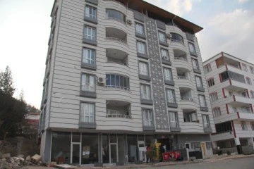 Depremde camı bile kırılmadı