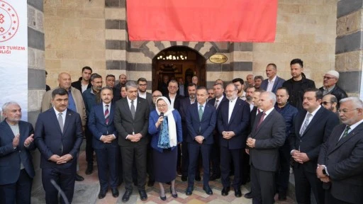 Depremde hasar alan Gaziantep'teki tarihi Alaybey Cami ibadete açıldı