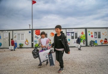 DEPREMDEN ETKİLENEN İSLAHİYE VE NURDAĞI’NDA ÖĞRENCİLERİN OKUL İHTİYAÇLARI GAZİANTEP BÜYÜKŞEHİR’DEN!