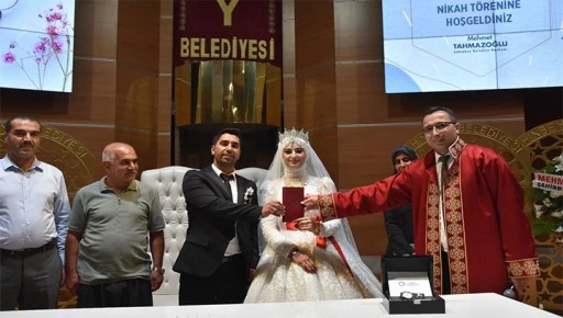 Depremzede &ccedil;ift "k&ouml;t&uuml; g&uuml;n dostu" personelin nikah şahidi oldu