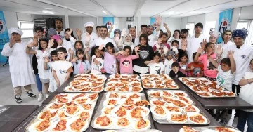 DEPREMZEDE ÇOCUKLARDAN “İYİLEŞTİREN PİZZA”