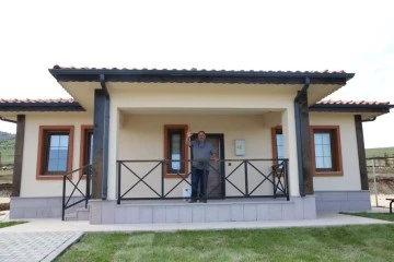 Depremzedeler akıllı köy evlerine yerleşti