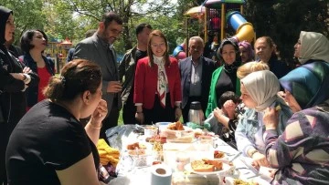  DERYA BAKBAK GÖNÜLLER YAPIYOR.