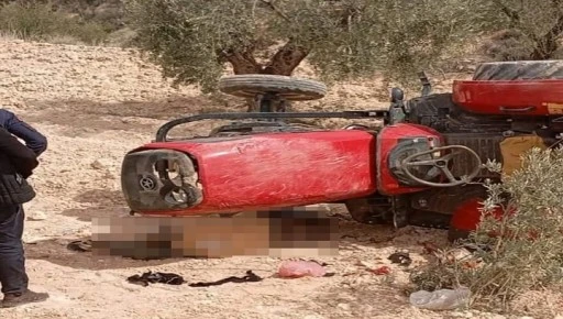 Devrilen traktörün altında hayatını kaybetti