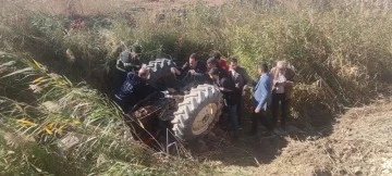 Devrilen traktörün altında kalan sürücü ağır yaralandı