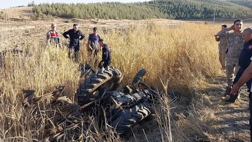 devrilen trakt&ouml;r&uuml;n s&uuml;r&uuml;c&uuml;s&uuml; hayatını kaybetti