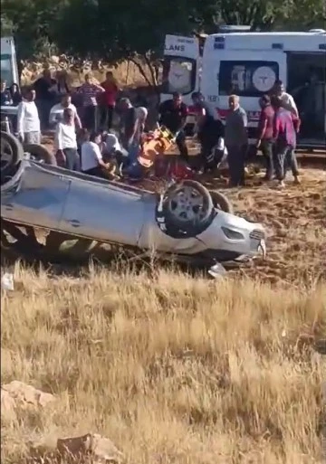 Direksiyon hakimiyetini kaybeden otomobil tarlaya uçtu: 3'ü çocuk 5 yaralı