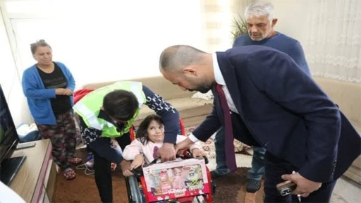  Doğan'dan 2 vatandaşa akülü ve manuel sandalye hediyesi