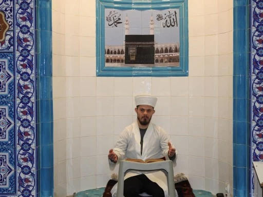 Down sendromlu Emre Lök'ün Kur'an-ı Kerim ve cami aşkı