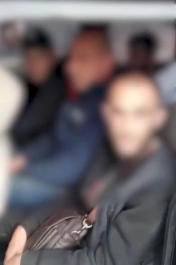 Durdurulan araçtan 8 düzensiz göçmen çıktı