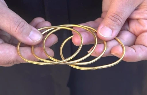 D&uuml;ş&uuml;rd&uuml;ğ&uuml; 40 gram altın 40 tonluk &ccedil;&ouml;pl&uuml;kte bulundu, g&ouml;zyaşlarına hakim olamadı