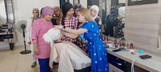 Eğitim alan kursiyerler maddi imkânı olmayan gelin adaylarını düğüne hazırlıyor