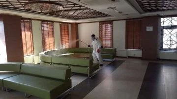 Ekipler tesisleri ilaçlıyor