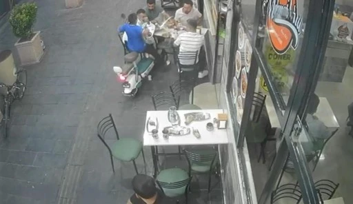 Elektrikli bisiklet yemek yiyenlerin arasına daldı