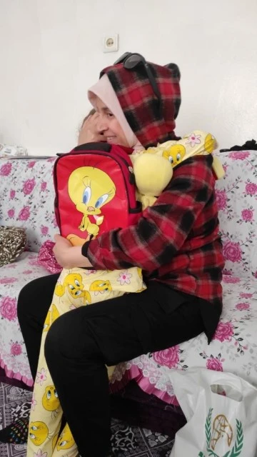 Elif ilk isteği olan çantaya kavuştu