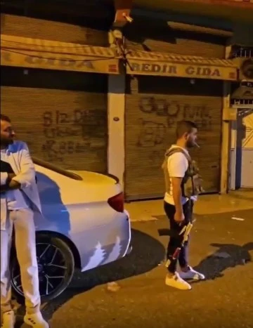 Ellerinde silahla sokağa çıkıp husumetlilerini tehdit etti