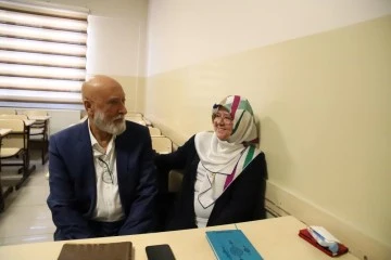 Emekli çiftin İngilizce tutkusu &quot;öğrenmenin yaşı yok' dedirtiyor